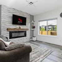 The Happy place - Luxurious, Cozy and Modern Home with 4 bedroom Air-condition, Netflix, Free Parking close to Airport and West Edmonton Mall, hotell i Edmonton