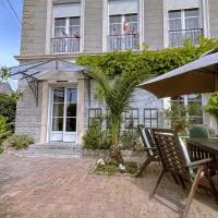 Grande Maison Historique Confortable Climatisée, hotel a Ver-sur-Mer