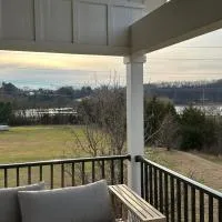 4-bedroom Lake house in Twin Creeks Winchester TN with Lakeview's, hot tub, pool,位于Winchester的酒店