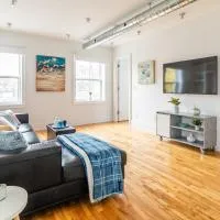 The Logan - Stylish 2BR Suite w Portable AC in Leslieville, hotel Torontóban