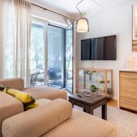 Modern studio close to the beach - terrace, free parking, restaurants close, hotel em P&auml;rnu
