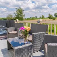 Kazs hot tub retreat, hotel near RAF Coningsby - QCY, Tattershall
