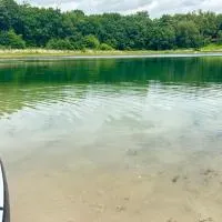 Modernes Ferienhaus am See mit Garten, hotel v destinácii Wiefelstede