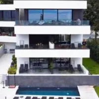 Aparthotel Villa V with heated pool, parking and breakfast: Rijeka şehrinde bir otel