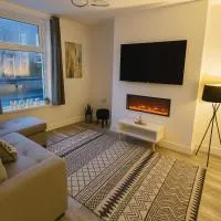 New Stylish Modern Home & Free Parking!, מלון בדארוון