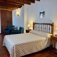 Casa Rural Del Rio โรงแรมในAlozaina