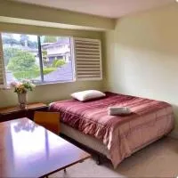 Private Room with Mountain view, hotel u gradu West Vancouver