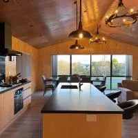 Brand New 4BR Alpine Home Near Turoa Ski Field โรงแรมในโอฮาคูเน