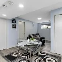 The Cozy Cove - Modern Private Basement Suite with Comfort & Charm, Free Parking, WiFi, Netflix Close to airport & 18 minutes to West Edmonton Mall, Hotel in Edmonton
