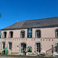 Logis Hôtel-restaurant Le Grand Cerf, מלון בErnée