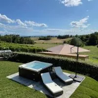 Country House Mimosa - Relax in jacuzzi tra i vigneti, hotel u gradu 'Quargnento'