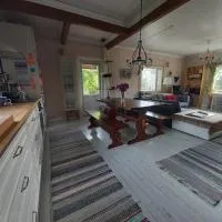 Rooms in a big wooden home, homestay, отель в Муонио