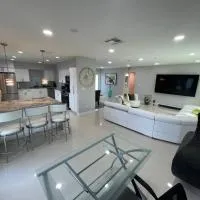 Spacious 4BR Home 5 Min from Hard Rock Stadium, Hotel in Miami Gardens