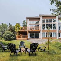 Huge Waterfront Modern Cottage on the Rouge River, отель рядом с аэропортом Mont Tremblant International Airport - YTM в городе Rivière-Rouge