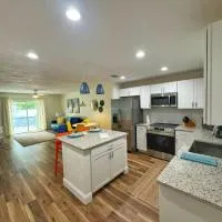 NEW - Amazing Sunshine - Up 6 Guests-Private Backyard, hotel sa Port Orange