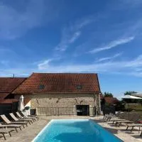 Gîte le clocher roman 14 personnes piscine et spa privatif, хотел в Bellenot-sous-Pouilly