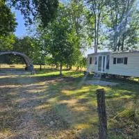 Auxy में, होटल Le mobile home est dans le pré