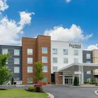 Fairfield Inn and Suites by Marriott Calhoun، فندق في كالهون