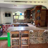 Hostel Castle House, hotel poblíž Barra del Colorado Airport - BCL, Tortuguero