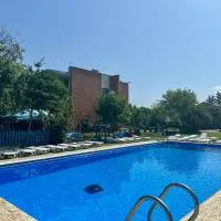 Napoli Nataxtari hotel,pool,bar,kamping: Natakhtari şehrinde bir otel