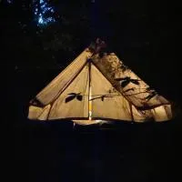 Tipi en forêt, nuits insolites en Ardèche, hotelli kohteessa Dompnac