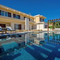 Immensely Luxurious Hvar Villa 5 Bedrooms Villa East Eternal, hotelli kohteessa Hvar