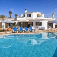Amazing Carvoeiro Villa 4 Bedrooms Villa Jasmin Walking Distance, Hotel in Lagoa