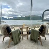 Glass domes at Arctic Ocean Lodge、Sandsøyのホテル