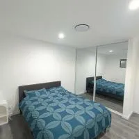 Comfortable and Modern Queen Room in Guildford Home - NR9, hotel u gradu 'Guildford'
