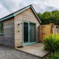 Love Nest Lodge 1BR with Hot Tub and Outdoor Cinema, hotel v destinácii Garnant