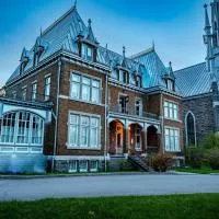 Hôtel Château Cran Chaud Chicoutimi, готель у місті Сагне