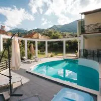Dolce Luxury Villa، فندق في Nižepole