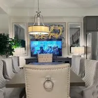 FIFA 2026 Kleinburg Luxe Town Residence 9 Queen Beds Sleeps 18 – hotel w mieście Vaughan
