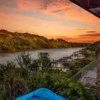 Dungbeetle River Lodge, готель у місті Колчестер