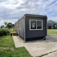 Chalet Julia, Minicamping de Grutte Earen、Burumのホテル