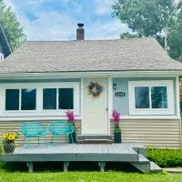 Charming Walled Lake MI Cottage, hotel a Novi