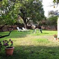 Carbonia में, होटल L'oasi - Monolocale con giardino in Sardegna