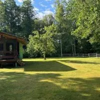 Forest Camping with grillhouse and dush, hotel sa Lõupõllu
