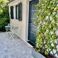 Joli studio récent sur jardin, très calme, hotell i Colombes