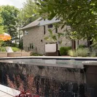 Cozy Private Suite with heated pool, hotel in Elora