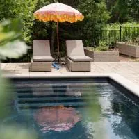 Cozy Private Suite with heated pool, hotel em Elora