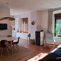 Apartamento REFORMADO -75m - VISTAS a la montaña y al rio - Wifi - TRASTERO en planta calle - Junto a Parking publico, khách sạn ở Canfranc-Estación