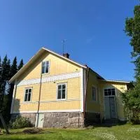Tunnelmallinen maalaistaloelämys โรงแรมในVehmaa