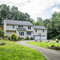 Pet-Friendly 4BR Fireplace Patio BBQ, hotell sihtkohas Lincoln lennujaama Laurence G. Hanscom Field - BED lähedal