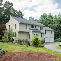 Pet-Friendly 4BR Fireplace Patio BBQ, hotel near Laurence G. Hanscom Field - BED, Lincoln