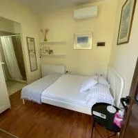 Yard room with private entrance, hotel sa Larnaka