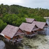 Mares Homestay-Raja Ampat, hotel di Fam