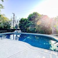 6BR Pool Escape for Friends and Family - LOU1 - BUR, hotell sihtkohas Burbank lennujaama Hollywoodi Burbanki lennujaam - BUR lähedal