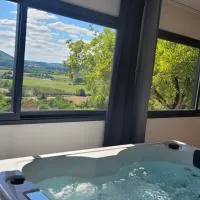 NiDAmour La Colombe Gîte romantique avec spa privatif intérieur Castels-et-Bézenac، فندق في Bézenac