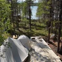 LaplandLiv Glampingtent with private sauna at the lake!, hotell i Björkliden